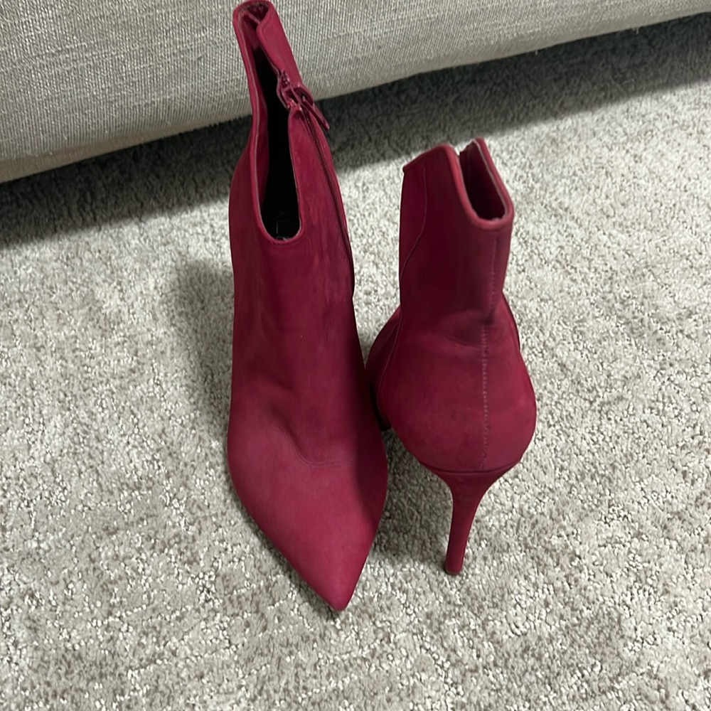 Aldo heeled pointed toe zippered bootie size 6.5